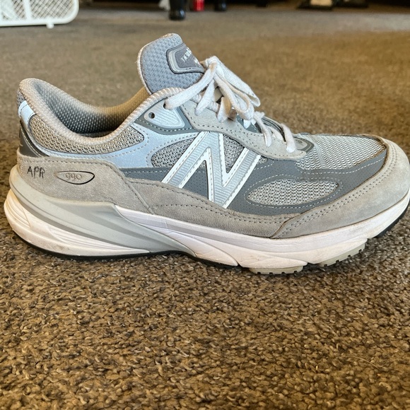 New balances 990 v6 pretty much brand new - Picture 2 of 3